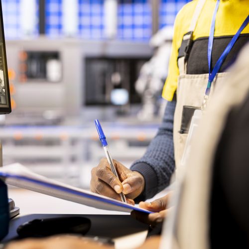 Mãos de um homem verificando lista de estoque que usa produtos controlados pela Polícia Federal