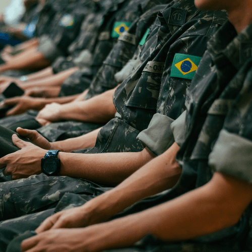 Soldados do exército brasileiro sentados lado a lado