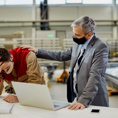 Pessoa sendo penalizada após comercializar produtos químicos sem autorização